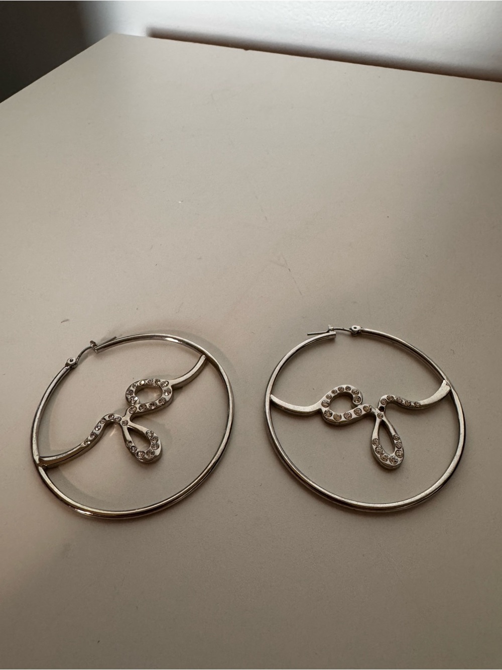 Silver earrings with letter g